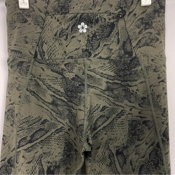 Tuff Athletics Cropped Yoga Leggings Tights Military Green Reptile Print Small - Picture 5 of 9